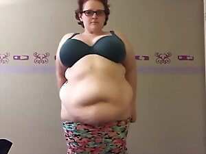 Seorang wanita gemuk mengeksplorasi seks yang nakal dalam video panas.