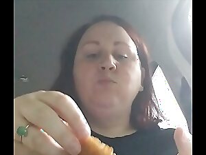 Seorang wanita gemuk mencoba melepaskan makanan dari kekasihnya.